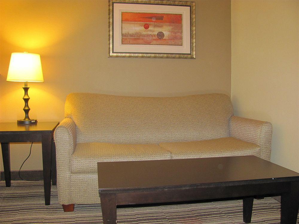 Holiday Inn Express Hotel & Suites Burlington By Ihg Номер фото
