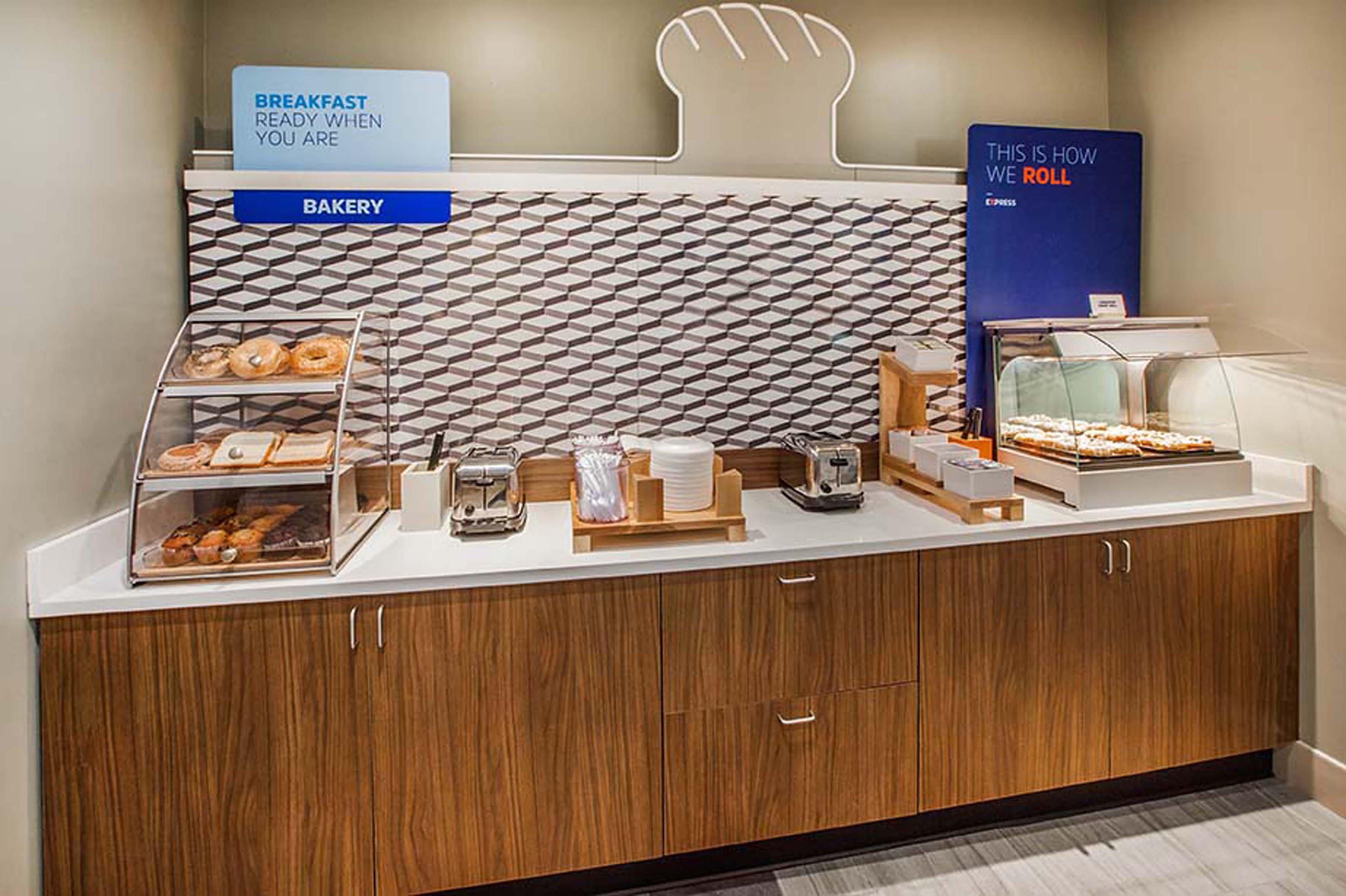 Holiday Inn Express Hotel & Suites Burlington By Ihg Екстер'єр фото