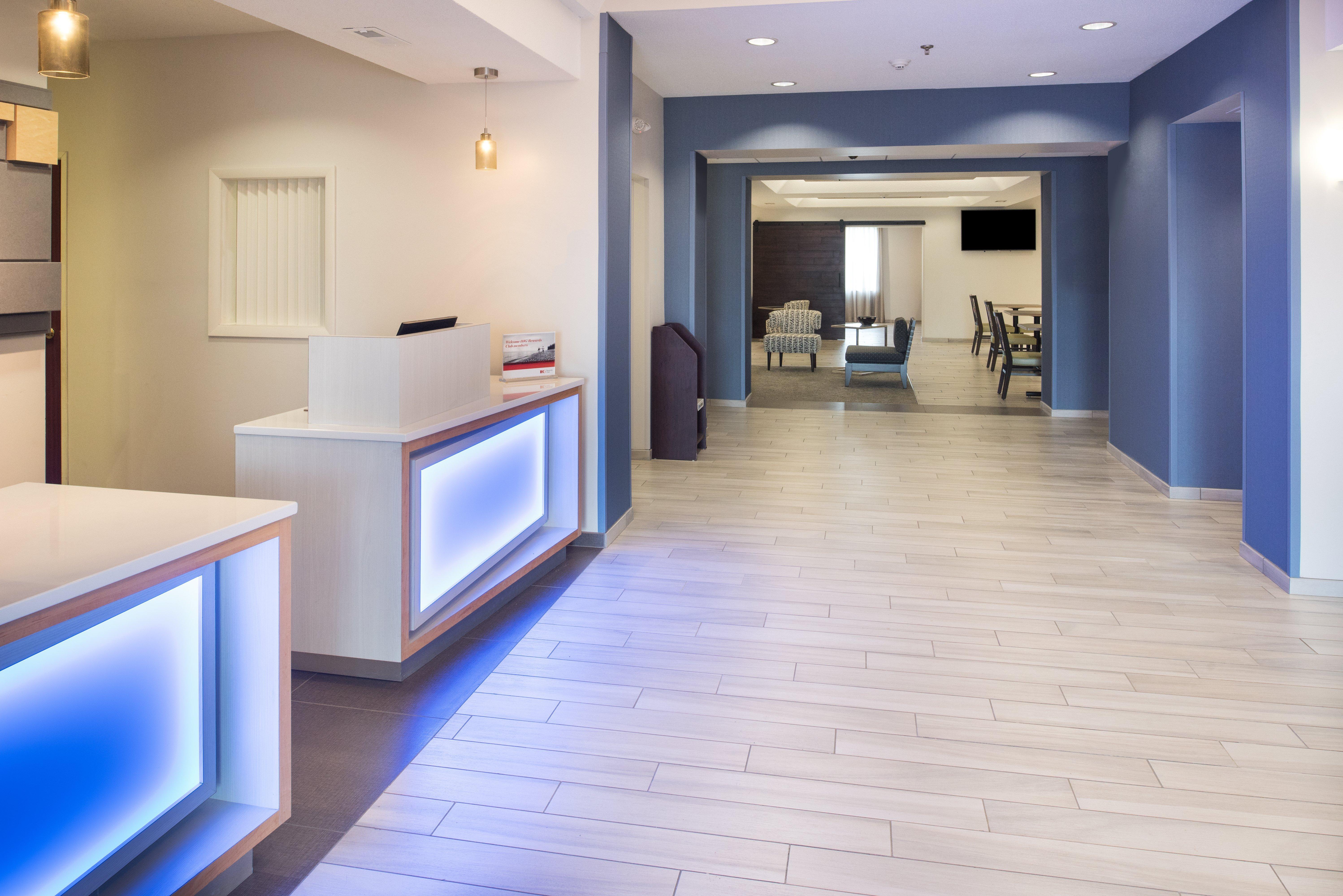Holiday Inn Express Hotel & Suites Burlington By Ihg Екстер'єр фото