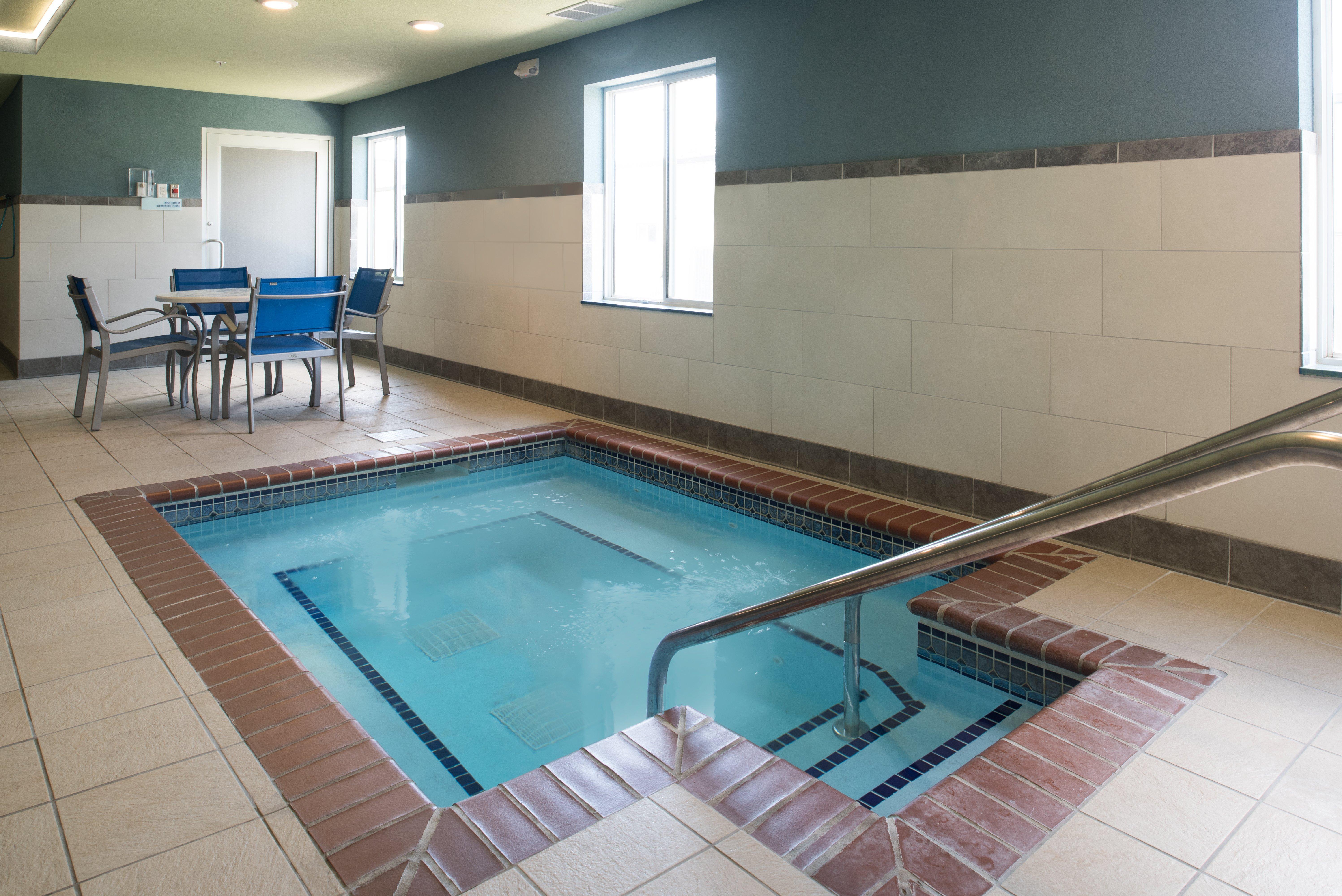 Holiday Inn Express Hotel & Suites Burlington By Ihg Екстер'єр фото