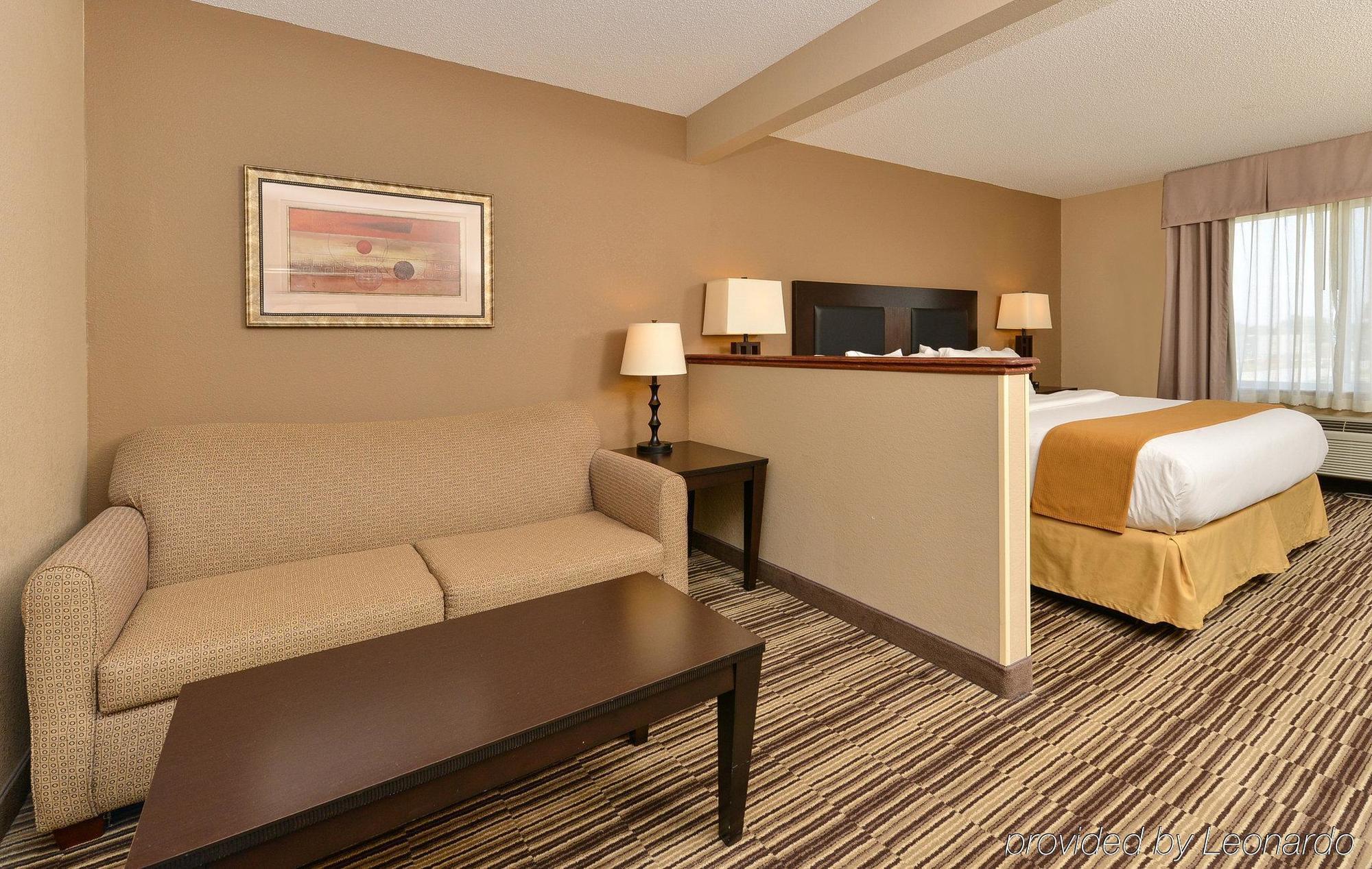 Holiday Inn Express Hotel & Suites Burlington By Ihg Екстер'єр фото