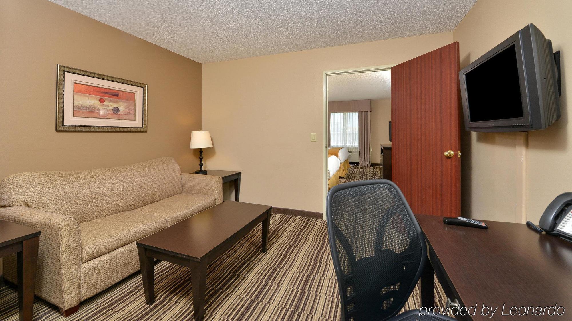 Holiday Inn Express Hotel & Suites Burlington By Ihg Екстер'єр фото